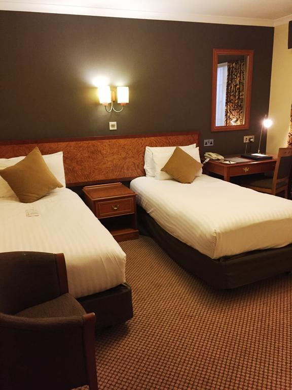 The Royal Chace Hotel Энфилд Экстерьер фото