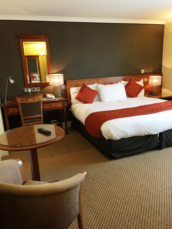 The Royal Chace Hotel Энфилд Экстерьер фото