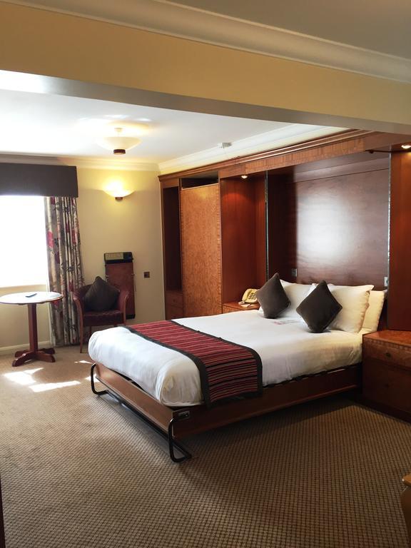 The Royal Chace Hotel Энфилд Экстерьер фото