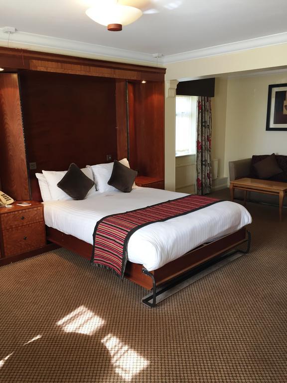The Royal Chace Hotel Энфилд Экстерьер фото