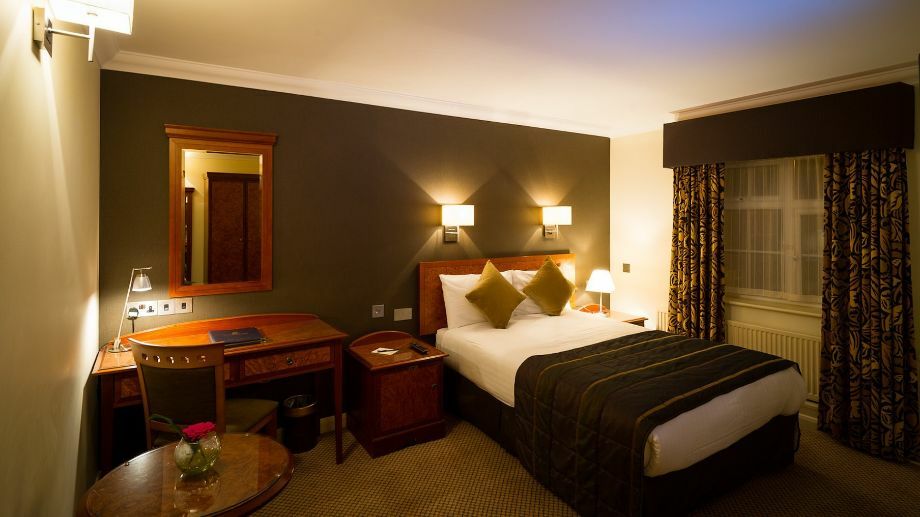 The Royal Chace Hotel Энфилд Экстерьер фото